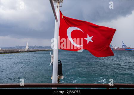 7. Mai 2019, Istanbul, Türkei: Eine rote türkische Flagge mit Halbmond und Stern wird auf der Rückseite einer Fähre gesehen. Der Seeverkehr mit Fähren ist eine Besonderheit Istanbuls. Trotz des tiefsten Tunnels der Welt unter dem Bosporus für die U-Bahn und der Einweihung der neuen „Canakkale 1915-Brücke“ im März 2022 fördern die Bevölkerung und der 2019 neu gewählte Bürgermeister von Istanbul den Seeverkehr, um den Straßenverkehr zu entlasten und die Emissionen von CO2 zu reduzieren. (Bild: © Laurent Coust/SOPA Images via ZUMA Press Wire) Stockfoto