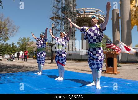 Tänzer des japanischen Volkstanzinstituts bei der Sakura Matsuri Feier der Kirschblüten und der US-japanischen Freundschaft. In Queens, New York. Stockfoto