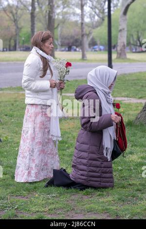 Fromme römisch-katholische Frauen beten auf dem Parkgelände der Flushing Meadows im Vatikan-Pavillon, wo Veronica Lueken Erscheinungen hatte. Muttertag, 2022. Stockfoto