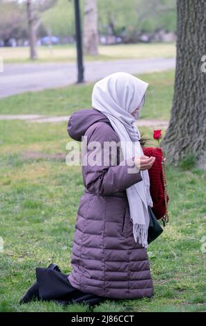 Fromme römisch-katholische Frau betet auf dem Parkgelände der Flushing Meadows im Vatikan-Pavillon, wo Veronica Lueken Erscheinungen hatte. Muttertag, 2022. Stockfoto