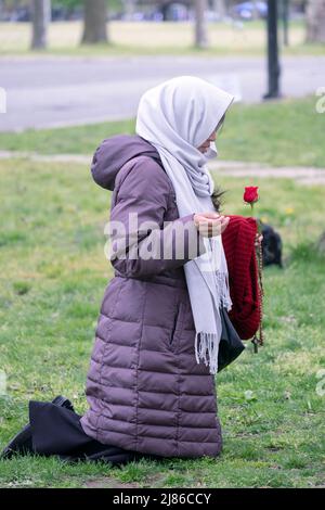 Fromme römisch-katholische Frau betet auf dem Parkgelände der Flushing Meadows im Vatikan-Pavillon, wo Veronica Lueken Erscheinungen hatte. Muttertag, 2022. Stockfoto