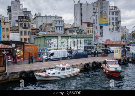 Istanbul, Türkei. 9.. Mai 2019. An den Kais des Distrikts Galata werden Taxis vertäut. Der Seeverkehr mit Fähren ist eine Besonderheit Istanbuls. Trotz des tiefsten Tunnels der Welt unter dem Bosporus für die U-Bahn und der Einweihung der neuen „Canakkale 1915-Brücke“ im März 2022 fördern die Bevölkerung und der 2019 neu gewählte Bürgermeister von Istanbul den Seeverkehr, um den Straßenverkehr zu entlasten und die Emissionen von CO2 zu reduzieren. (Bild: © Laurent Coust/SOPA Images via ZUMA Press Wire) Stockfoto