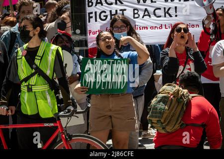 Wahlkampfveranstaltung auf dem Federal Plaza in Chicago mit einem marsch durch den Loop. Tausende von Demonstranten aus der ganzen Stadt Chicago versammelten sich, um gegen den Entwurf einer Entscheidung des Obersten Gerichtshofs zu protestieren, die am Montag, dem 2.. Mai, veröffentlicht wurde und die die Entscheidung von Roe v. Wade von 1973 zunichte machen würde, mit der das verfassungsmäßige Recht einer Frau anerkannt wurde, ihre Schwangerschaft zu beenden. Stockfoto