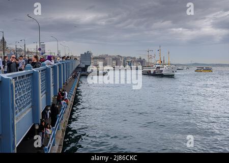 Istanbul, Türkei. 5.. Mai 2019. Eine Fähre macht die Überfahrt von der Ostküste entlang der Galata-Brücke auf der rechten Seite. Der Seeverkehr mit Fähren ist eine Besonderheit Istanbuls. Trotz des tiefsten Tunnels der Welt unter dem Bosporus für die U-Bahn und der Einweihung der neuen „Canakkale 1915-Brücke“ im März 2022 fördern die Bevölkerung und der 2019 neu gewählte Bürgermeister von Istanbul den Seeverkehr, um den Straßenverkehr zu entlasten und die Emissionen von CO2 zu reduzieren. (Bild: © Laurent Coust/SOPA Images via ZUMA Press Wire) Stockfoto