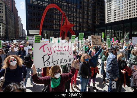 Wahlkampfveranstaltung auf dem Federal Plaza in Chicago mit einem marsch durch den Loop. Tausende von Demonstranten aus der ganzen Stadt Chicago versammelten sich, um gegen den Entwurf einer Entscheidung des Obersten Gerichtshofs zu protestieren, die am Montag, dem 2.. Mai, veröffentlicht wurde und die die Entscheidung von Roe v. Wade von 1973 zunichte machen würde, mit der das verfassungsmäßige Recht einer Frau anerkannt wurde, ihre Schwangerschaft zu beenden. Stockfoto