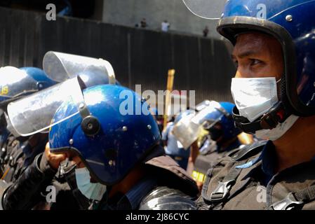 13. Mai 2020, Pasay, National Capital Region, Philippinen: Demonstranten marschierten zur Canvasing-Stätte von COMELEC in Pasay. Arbeiter, Bauern, Studenten und normale Bürger protestierten friedlich gegen das unerwünschte Ergebnis der inoffiziellen Stimmenzählung. (Bild: © George Buid/ZUMA Press Wire) Stockfoto