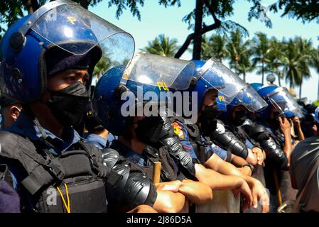 Pasay, National Capital Region, Philippinen. 13.. Mai 2020. Die Demonstranten marschierten zum Canvasing-Gelände von COMELEC in Pasay. Arbeiter, Bauern, Studenten und normale Bürger protestierten friedlich gegen das unerwünschte Ergebnis der inoffiziellen Stimmenzählung. (Bild: © George Buid/ZUMA Press Wire) Stockfoto