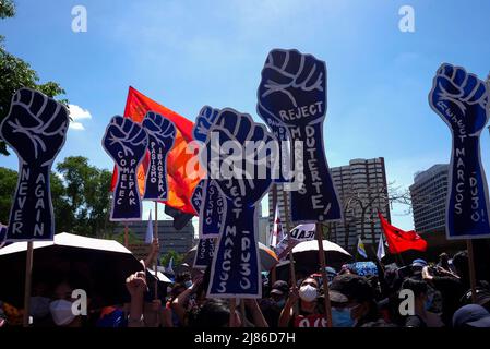 Pasay, National Capital Region, Philippinen. 13.. Mai 2020. Die Demonstranten marschierten zum Canvasing-Gelände von COMELEC in Pasay. Arbeiter, Bauern, Studenten und normale Bürger protestierten friedlich gegen das unerwünschte Ergebnis der inoffiziellen Stimmenzählung. (Bild: © George Buid/ZUMA Press Wire) Stockfoto