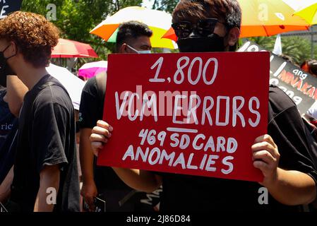 Pasay, National Capital Region, Philippinen. 13.. Mai 2020. Die Demonstranten marschierten zum Canvasing-Gelände von COMELEC in Pasay. Arbeiter, Bauern, Studenten und normale Bürger protestierten friedlich gegen das unerwünschte Ergebnis der inoffiziellen Stimmenzählung. (Bild: © George Buid/ZUMA Press Wire) Stockfoto