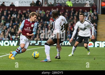 1.. Januar 2013 - FA Cup Fußball - Aston Villa vs. Ipswich Town - Marc Albrighton von der Aston Villa läuft bei Nigel REO-Coker und Aaron Cresswell von Ipswich Town - Foto: Paul Roberts / Pathos. Stockfoto