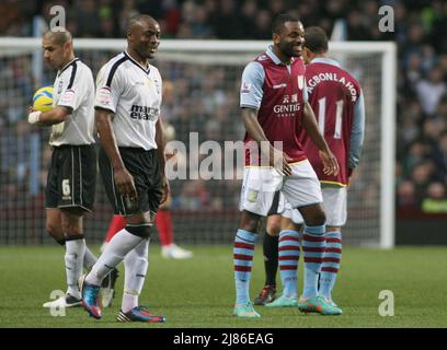 1.. Januar 2013 - FA Cup Fußball - Aston Villa vs. Ipswich Town - Nigel REO-Coker aus Ipswich Town und Darren Bent von Aston Villa teilen einen Witz - Foto: Paul Roberts / Pathos. Stockfoto