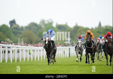 Bollin Joan wird von Duran Fentiman (links) auf dem Weg zum Gewinn der Paddy Power „I Love Steak“-Einsätze am dritten Tag des Dante Festival 2022 auf der Pferderennbahn in York gefahren. Bilddatum: Freitag, 13. Mai 2021. Stockfoto