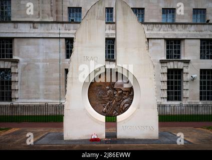 Denkmal für Irak und Afghanistan in den Victoria Embankment Gardens London Mai 2022. Das Irak- und Afghanistan-Denkmal in London erinnert an britische Bürger, darunter sowohl Militärangehörige als auch Zivilisten, die am Golfkrieg, dem Afghanistan-Krieg und dem Irak-Krieg teilgenommen haben. In diesen drei Konflikten, die zwischen 1990 und 2015 stattfanden, kamen 682 britische Servicekräfte ums Leben.[1] Das Denkmal, Ein Werk des Bildhauers Paul Day, befindet sich in Victoria Embankment Gardens, zwischen der Themse und dem Hauptquartier des Verteidigungsministeriums. Stockfoto