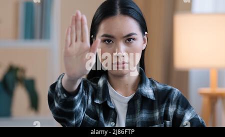 Portrait ernsthaft frustriert wütend Mädchen koreanisch japanisch chinesische Frau Blick auf Kamera Hand in Front halten verbotene Geste Weigerung Abstand halten Stockfoto