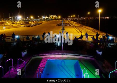 Passagiere am Pooldeck auf einem Kreuzschiff.im Hintergrund der Kathedal.Palma de Mallorca.Spanien Stockfoto