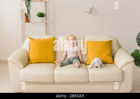 Cochlea-Implantat für Babys. Taubes Kind mit Hörgerät zu Hause Stockfoto