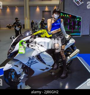 Nonthaburi, Thailand - 24. März 2022: Suzuki Hayabusa und Moderatorin auf der Motor Show 2022 Stockfoto