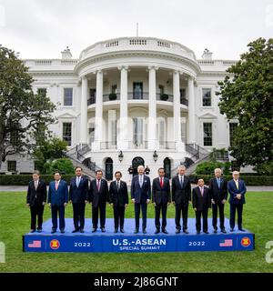 Washington, Vereinigte Staaten von Amerika. 12. Mai 2022. US-Präsident Joe Biden, Posen mit Führern der ASEAN-Staaten auf dem South Lawn des Weißen Hauses, 12. Mai 2022 in Washington, DC von links sind: Generalsekretär der Vereinigung für südostasiatische Nationen, Dato Lim Jock Hoi, vietnamesischer Premierminister Pham Minh Chinh, Der thailändische Premierminister Prayut Chan-ocha, der kambodschanische Premierminister Hun Sen, der Sultan von Brunei Haji Hassanal Bolkiah, der Präsident Joe Biden, der indonesische Präsident Joko Widodo, der singapurische Premierminister Lee Hsien Loong, der laotische Premierminister Phankham Viphavan, der malaysische Premierminister M. Stockfoto