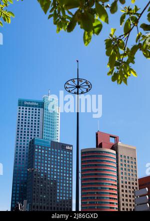 Rotterdam, Niederlande - 28. April 2022: Bürogebäude und Wolkenkratzer der Firmen Deloitte und AKD in Rotterdam Stockfoto