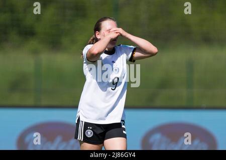 Zenica, Bosnien und Herzegowina, 12.. Mai 2022. Marie Steiner aus Deutschland reagiert während des UEFA-Halbfinalspiels der U-17-Fußball-Europameisterschaft 2022 zwischen Deutschland U17 und Frankreich U17 im FF BH Football Training Center in Zenica, Bosnien und Herzegowina. 12.Mai 2022. Kredit: Nikola Krstic/Alamy Stockfoto