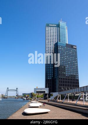 Rotterdam, Niederlande - 28. April 2022: Bürogebäude und Wolkenkratzer der Firmen Deloitte und AKD in Rotterdam Stockfoto