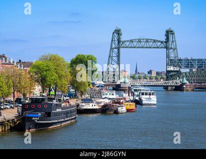 Rotterdam, Niederlande - 28. April 2022: Touristen- und andere Boote auf der Maas in Rotterdam und ein Blick auf den Teil der Stadt mit Brücken Stockfoto