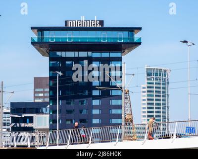 Rotterdam, Niederlande - 28. April 2022: Das 4-Sterne-Hotel Inntel Hotels Rotterdam Centre befindet sich an einem einzigartigen Ort im Zentrum von Rotterdam und am f Stockfoto