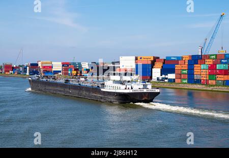 Rotterdam, Niederlande - 28. April 2022: Industriehafen von Rotterdam mit bunten Transportcontainern für die Lagerung und den Transport von Waren im Hafen Stockfoto