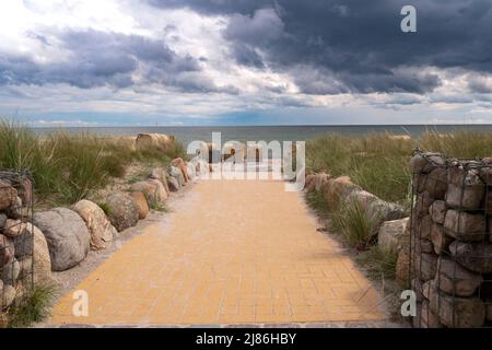 Zugang zum Strand am Südstrand der Insel Fehmarn in Regenwolken Stockfoto