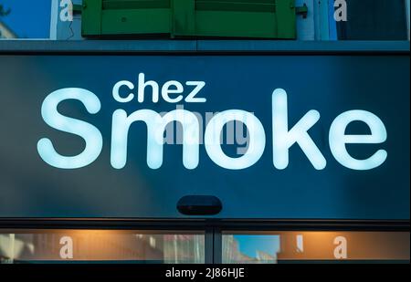 Biel, Schweiz - 11. Mai 2022: Das Schweizer Kaufhaus "chezSmoke" ist eine Kette von Geschäften, die elektronische Zigaretten in der Schweiz verkaufen Stockfoto