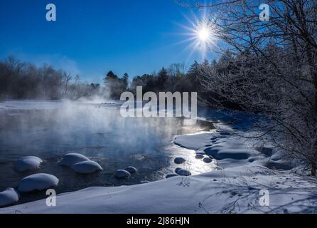 Ein frigorischer Märzmorgen auf dem Chippewa River im Norden von Wisconsin. Stockfoto