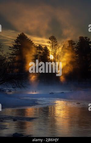 Ein frigorischer Märzmorgen auf dem Chippewa River im Norden von Wisconsin. Stockfoto