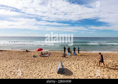 Surfunterricht für Anfänger am Manly Beach in Sydney, NSW, Australien am Herbsttag mit blauem Himmel Stockfoto