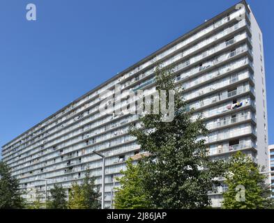 Große Wohnblöcke im Gran Parc von Bordeaux, die sich durch die Erweiterung des Wohnraums in modulare Strukturen dramatisch verbessert haben Stockfoto