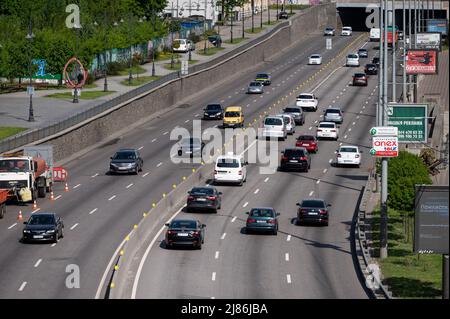 Kiew, Ukraine. 13.. Mai 2022. Morgenverkehr auf der Nabereschne Highway von der Parkbrücke aus gesehen. (Foto: Michael Brochstein/Sipa USA) Quelle: SIPA USA/Alamy Live News Stockfoto