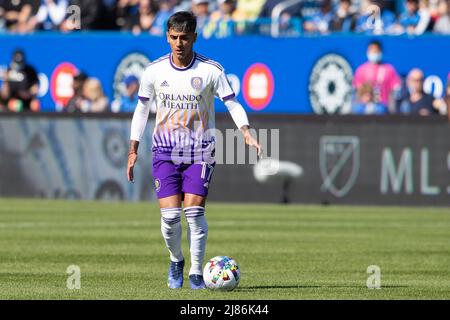 Montreal, Quebec. 07.. Mai 2022. Orlando City-Stürmer Facundo Torres (17) kontrolliert den Ball während des MLS-Spiels zwischen Orlando City und CF Montreal im Saputo Stadium in Montreal, Quebec. Daniel Lea/CSM/Alamy Live News Stockfoto