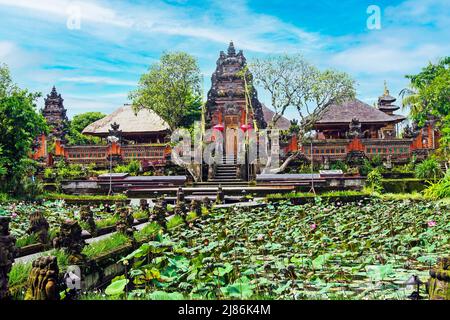 Wunderschöne asiatische Landschaft, Wassergarten mit Lotusblumen-Teich, alter roter hindu-Tempel, blauer Himmel - Ubud, Pura Taman saraswati (Wasserpalast), Bali, Indo Stockfoto