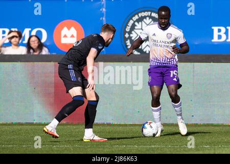 Montreal, Quebec. 07.. Mai 2022. Der Orlando City-Stürmer Benji Michel (19) kontrolliert den Ball, der von CF Montreal Joel Waterman (16) während des MLS-Spiels zwischen Orlando City und CF Montreal im Saputo Stadium in Montreal, Quebec, verteidigt wurde. Daniel Lea/CSM/Alamy Live News Stockfoto