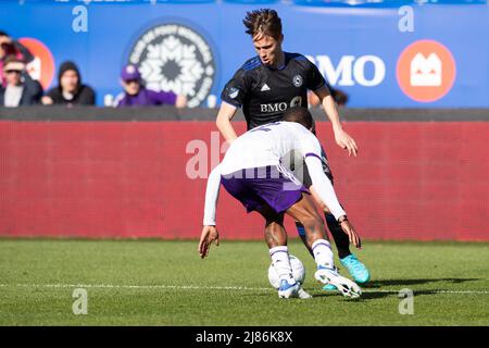 Montreal, Quebec. 07.. Mai 2022. CF Montreal Mittelfeldspieler Lassi Lappalainen (21) versucht, sich während des MLS-Spiels zwischen Orlando City und CF Montreal im Saputo Stadium in Montreal, Quebec, gegen den Orlando City Verteidiger Ruan (2) zu stellen. Daniel Lea/CSM/Alamy Live News Stockfoto