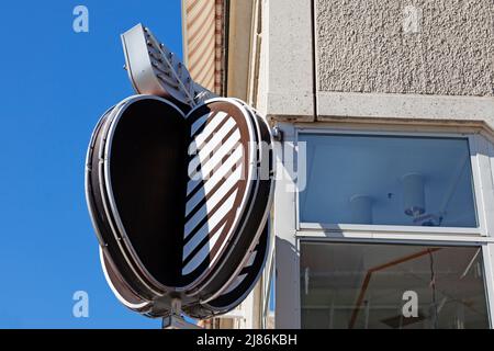 Umea, Norrland Schweden - 4. Juni 2020: schild für ein Restaurant mit einem Apfel Stockfoto