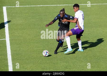 Montreal, Quebec. 07.. Mai 2022. CF Montreal Stürmer Kei Kamara (23) kontrolliert den Ball, während Orlando City Verteidiger Robin Jansson (6) versucht, während der MLS-Spiel zwischen Orlando City und CF Montreal im Saputo Stadium in Montreal, Quebec, zu behindern. Daniel Lea/CSM/Alamy Live News Stockfoto