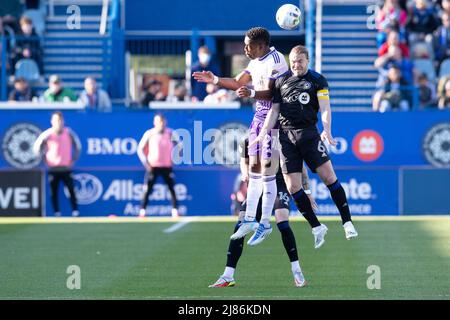 Montreal, Quebec. 07.. Mai 2022. Orlando City Mittelfeldspieler Andres Perea (21) und CF Montreal Mittelfeldspieler Samuel Piette (6) springen um den Ball während des MLS-Spiels zwischen Orlando City und CF Montreal im Saputo Stadium in Montreal, Quebec, zu führen. Daniel Lea/CSM/Alamy Live News Stockfoto