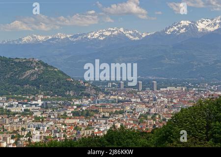 GRENOBLE, FRANKREICH, 11. Mai 2022 : Grenoble, das Tor zu den Alpen, wurde 2022 mit der Europäischen Grünen Hauptstadt ausgezeichnet und ist Vorreiter bei seinen Aktionen für ecolo Stockfoto