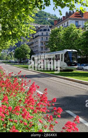 GRENOBLE, FRANKREICH, 9. Mai 2022 : Straßenbahn in der Stadt. Ausgezeichnet mit der Europäischen Grünen Hauptstadt für 2022 hat Grenoble es geschafft, sich mit einer hochwertigen Ausstattung auszustatten Stockfoto
