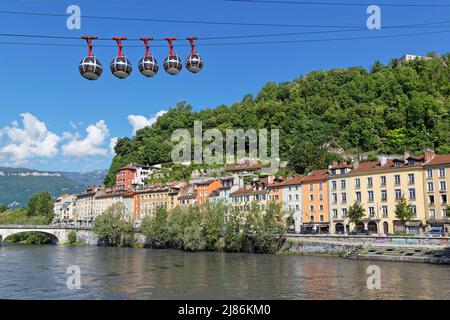 GRENOBLE, FRANKREICH, 9. Mai 2022 : die Seilbahn La Bastille wurde 1934 eingeweiht und war die erste städtische Seilbahn, die jetzt in 'Les Bulles' (die Bubbl Stockfoto