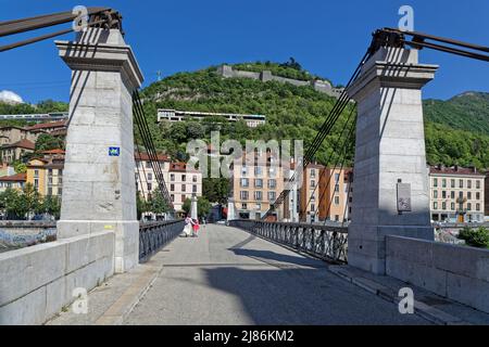 GRENOBLE, FRANKREICH, 9. Mai 2022 : die Fußgängerbrücke Saint-Laurent überquert den Fluss Isere vom Stadtzentrum zum alten Saint-Laurent-Viertel. Stockfoto