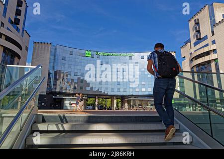 GRENOBLE, FRANKREICH, 10. Mai 2022 : vom Bahnhof zum modernen Handelszentrum und Geschäftsviertel. Stockfoto