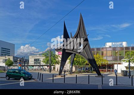 GRENOBLE, FRANKREICH, 10. Mai 2022 : Eine riesige Metallskulptur von Calder steht auf dem Platz vor dem Bahnhof. Stockfoto