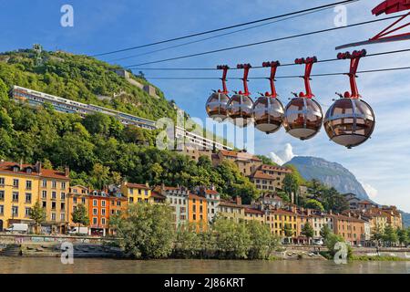 GRENOBLE, FRANKREICH, 10. Mai 2022 : die Seilbahn La Bastille wurde 1934 eingeweiht und war die erste städtische Seilbahn, die jetzt in 'Les Bulles' (die Bubb Stockfoto