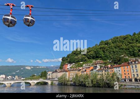 GRENOBLE, FRANKREICH, 10. Mai 2022 : die Seilbahn La Bastille wurde 1934 eingeweiht und war die erste städtische Seilbahn, die jetzt in 'Les Bulles' (die Bubb Stockfoto